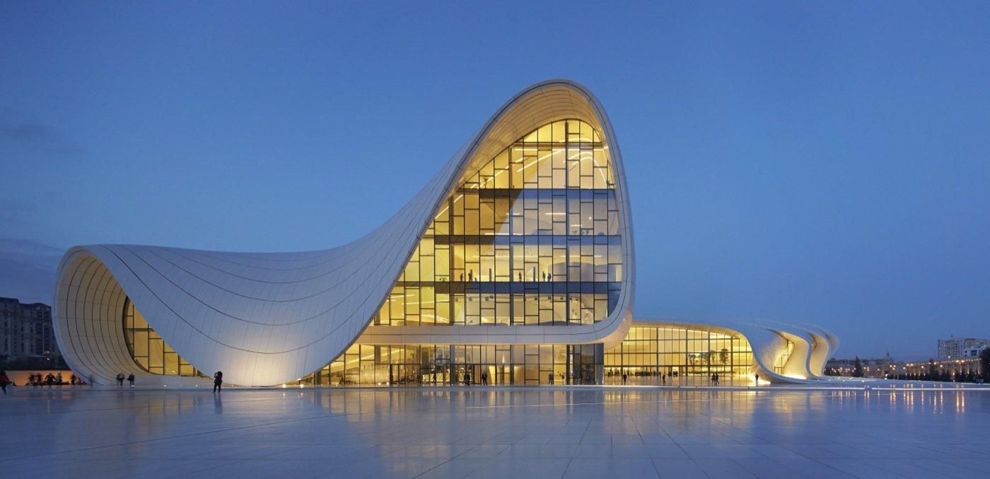 Heydar Aliyec Cultural Center di Baku, Azerbaijan. Per questo progetto Zaha Hadid ha vinto il London Design Museum’s Design of the Year 2014