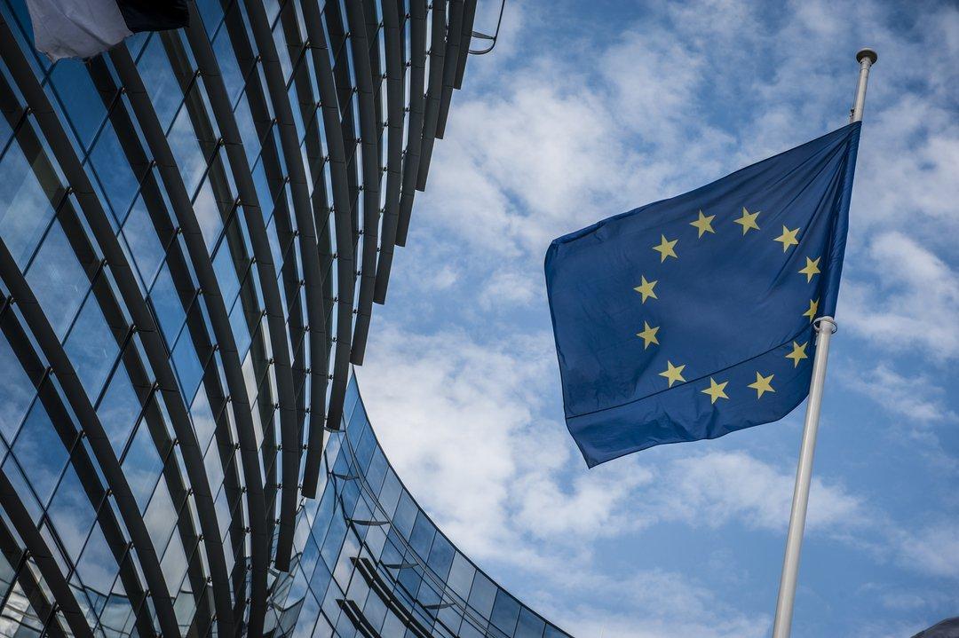 bandiera-delleuropa-davanti-alla-commissione-europea