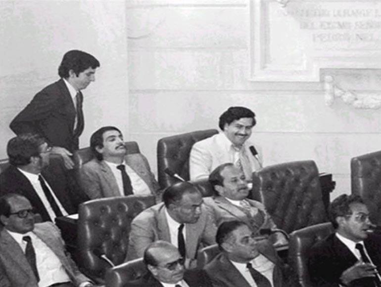 Pablo Escobar in una seduta del congresso colombiano