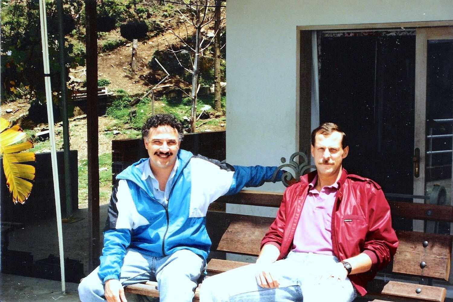 Javier Pena e Steve Murhpy, i due agenti della DEA protagonisti della caccia ad Escobar. La serie Narcos di Netflix ruota intorno alle loro operazioni.