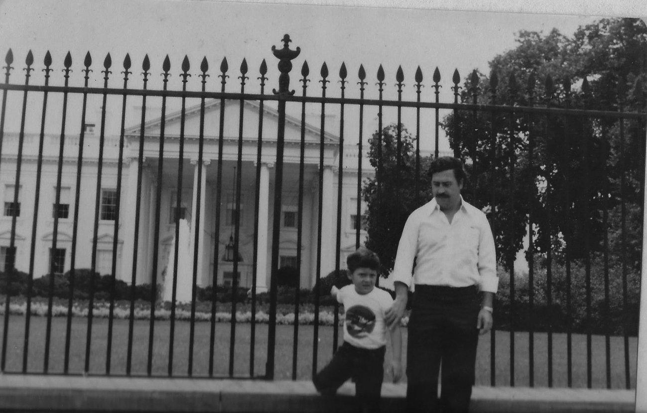 Pablo Escobar col figlio. Sullo sfondo la Casa Bianca