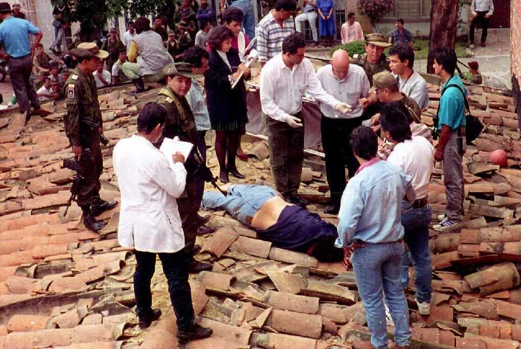 2 dicembre 1993: Escobar è catturato ed ucciso sui tetti di Medellìn (Fonte: Polizia di Medellin/AFP/Getty Images)