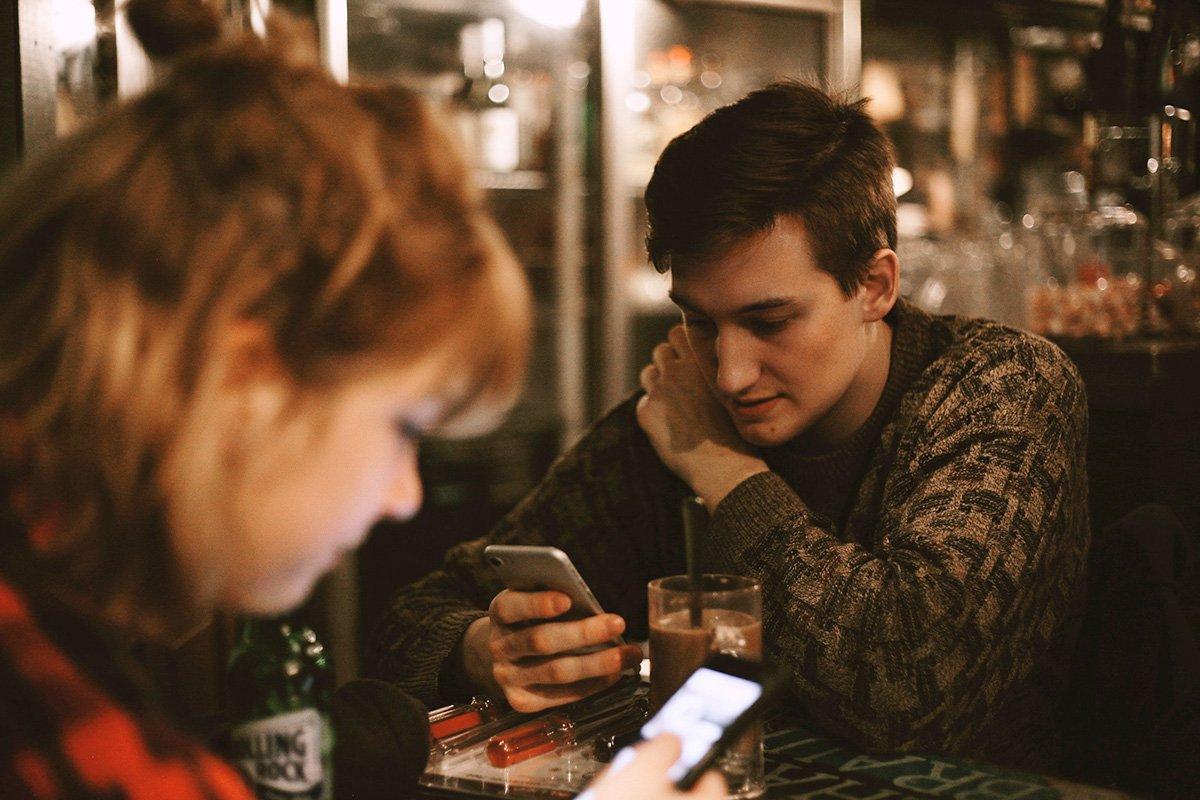 Amici cenano con smartphone