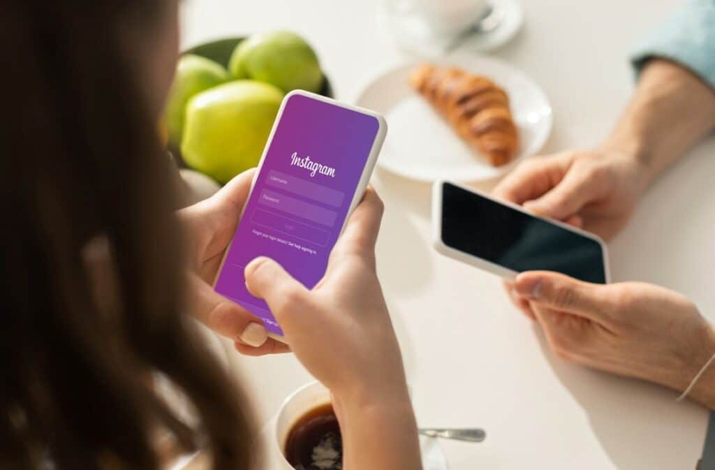 piano editoriale per instagram - persone che usano instagram sullo smartphone