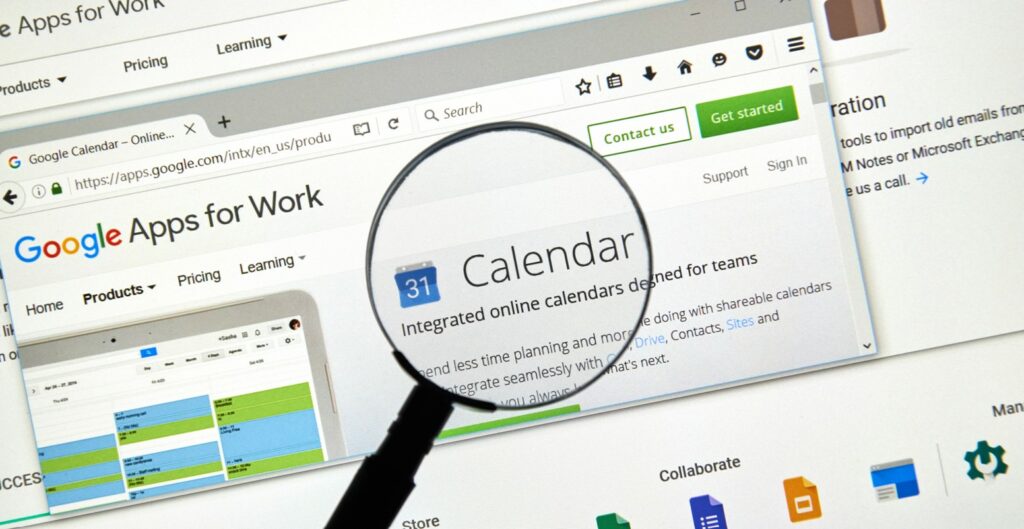 tool utile per creare un piano editorieale - Immagine di Google Calendar con lente di ingrandimento