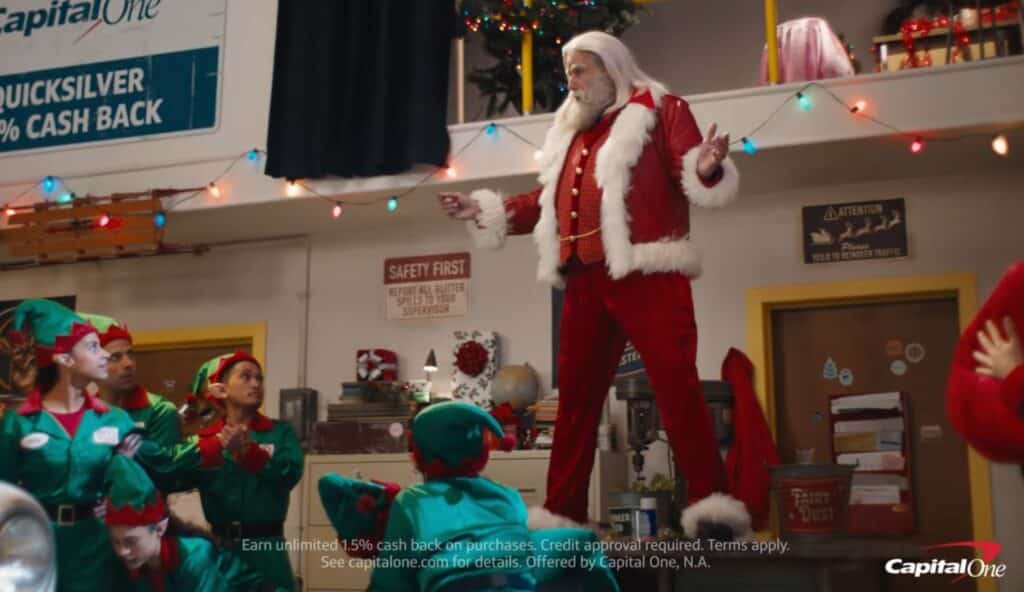 John Travolta torna a ballare Grease nello spettacolare annuncio di Natale di Capital One
