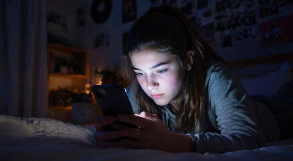 L’Europa valuta il divieto dei social agli ADOLESCENTI