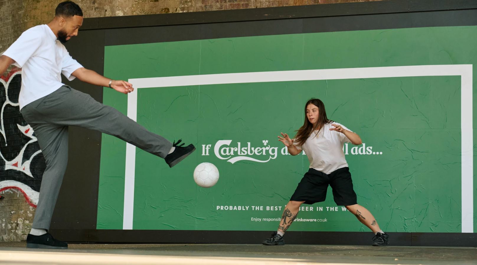 Carlsberg trasforma i muri della città in campi da calcio